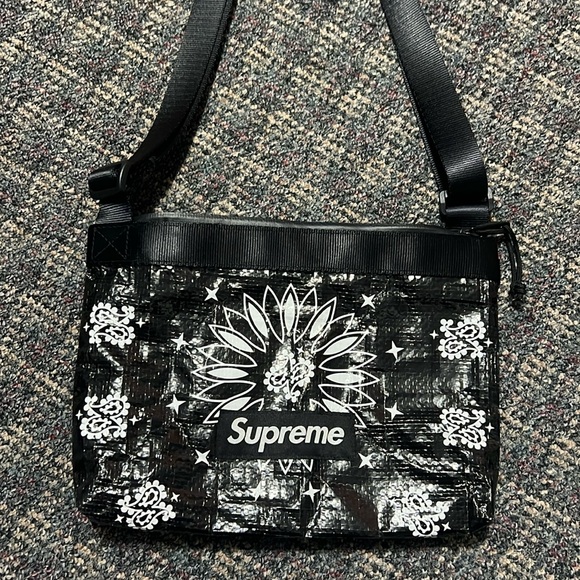 Supreme crinkle bag with white details. - Picture 1 of 3